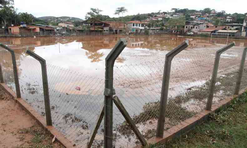 Campo de futebol alagado em Ouro Preto aps chuva