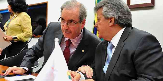 Eduardo Cunha (E) se reuniu com a bancada do PMDB ontem: articulaes a pleno vapor para lanar candidatura  Presidncia da Cmara(foto: Zeca Ribeiro/Camara dos Deputados)