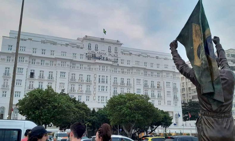  De frente para a praia famosa de Copacabana, o imponente hotel tem  sua frente a esttua do eterno Ayrton Senna carregando a bandeira do Brasil 