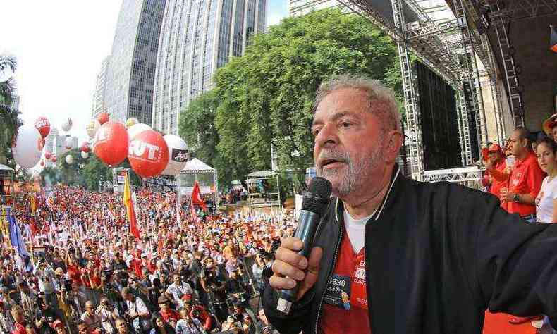 Ex-presidente Lula, em evento das centrais sindicais no Dia do Trabalho. Estratgia para afastar crise do governo Dilma ser aproximao de movimentos(foto: Ricardo Stuckert/Instituto Lula)