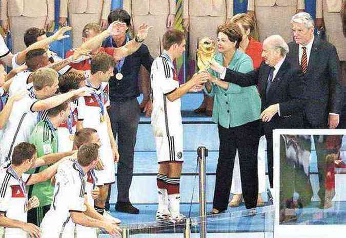 Constrangida, a presidente Dilma ficou menos de quatro segundos com a taa da Copa do Mundo em mos (foto: Fabrizio Bensch)