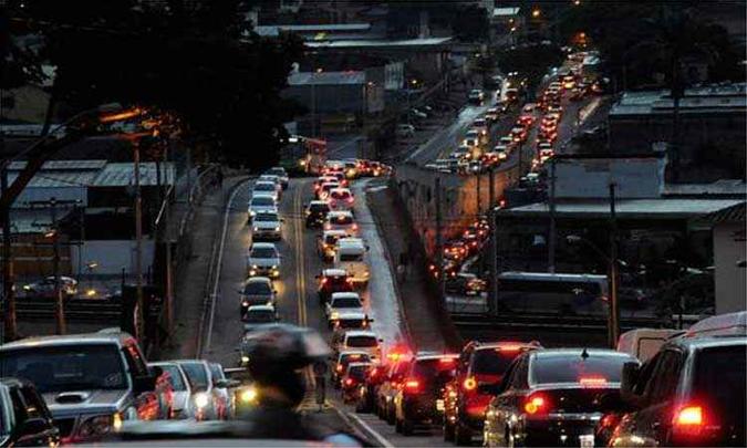 Engarrafamento na hora do rush em BH: capital tem filas que seriam capazes de cobrir quase seis vezes circuito de Norte a Sul da cidade(foto: Gladystone Rodrigues /EM/D.A Press - 5/3/15) Engarrafamento na hora do rush em BH: capital tem filas que seriam capazes de cobrir quase seis vezes circuito de Norte a Sul da cidade(foto: Gladystone Rodrigues /EM/D.A Press - 5/3/15)