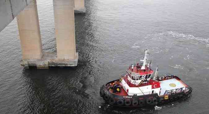 Barcos da Marinha do Brasil procuram indcios de automvel que caiu da ponte Rio-Niteroi. Marina Borges Pinto foi resgatada sem graves danos