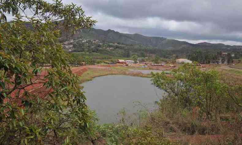 Barragem Casa de Pedra, da mineradora CSN, prxima a bairros da cidade. Populao teme o pior (foto: Alexandre Guzanshe/EM/D. A Press )