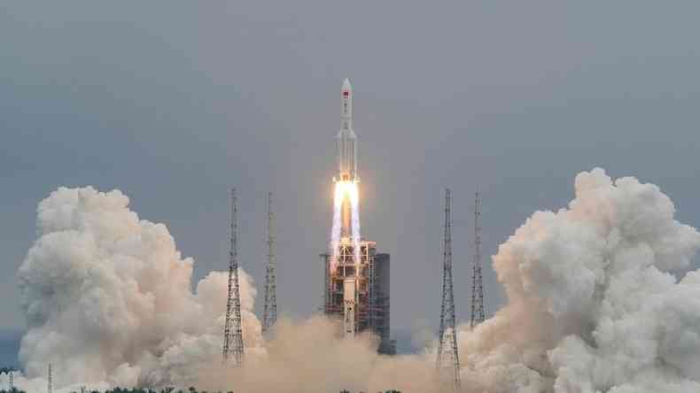 Lanamento do foguete 5B Longa Marcha, ligado a uma nova estao espacial chinesa; esse tipo de equipamento seria usado no plano hipottico de desviar um corpo celeste(foto: China Daily via Reuters)