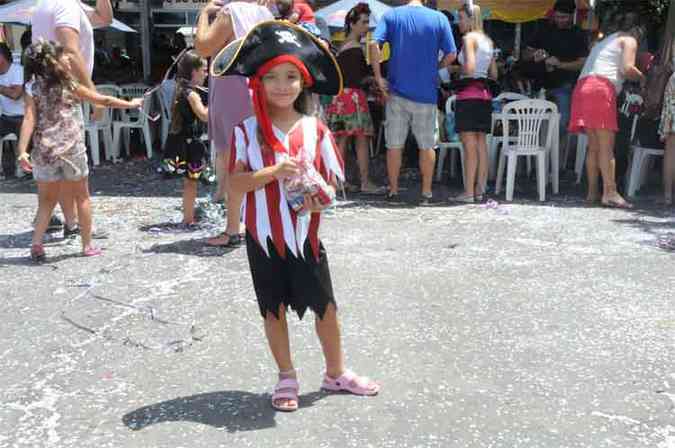 Fantasia de pirata para a menina brincar o carnaval em grande estilo (foto: Paulo Filgueiras/EM/D.A Press)