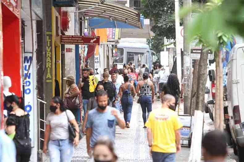 Ruas do Centro de BH experimentaram uma manh de intenso movimento neste sbado(foto: Edsio Ferreira/EM/D.A.Press)
