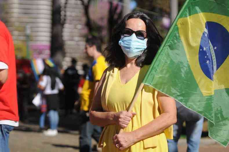 A professora Adlia Fernandes defende o verde e amarelo(foto: Tlio Santos/EM/D.A. Press)