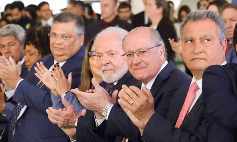 Alckmin ao lado de Lula, Dino e Rui Costa