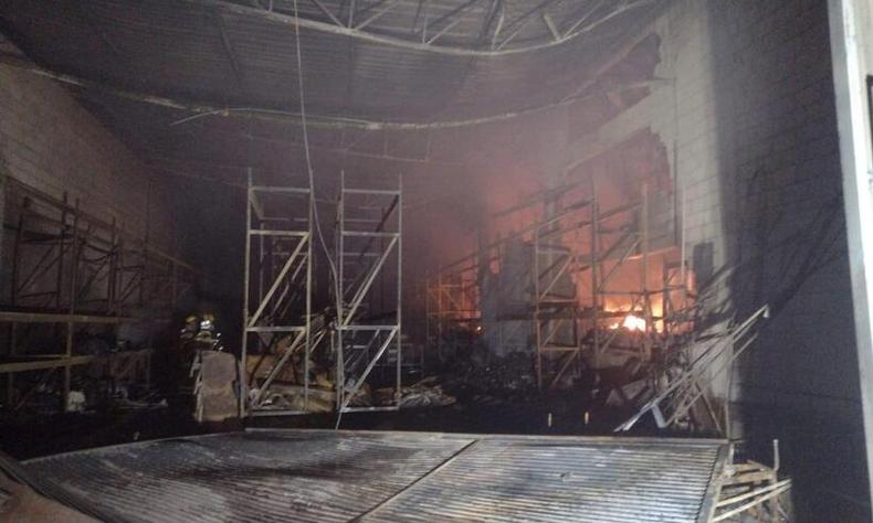 galpo de aa destrudo pelo fogo
