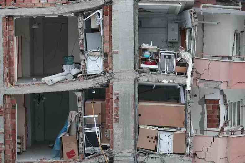 Vista de um edifcio parcialmente desmoronado aps um grande terremoto no distrito de Elbistan de Kahramanmaras, Turquia, 08 de fevereiro de 2023