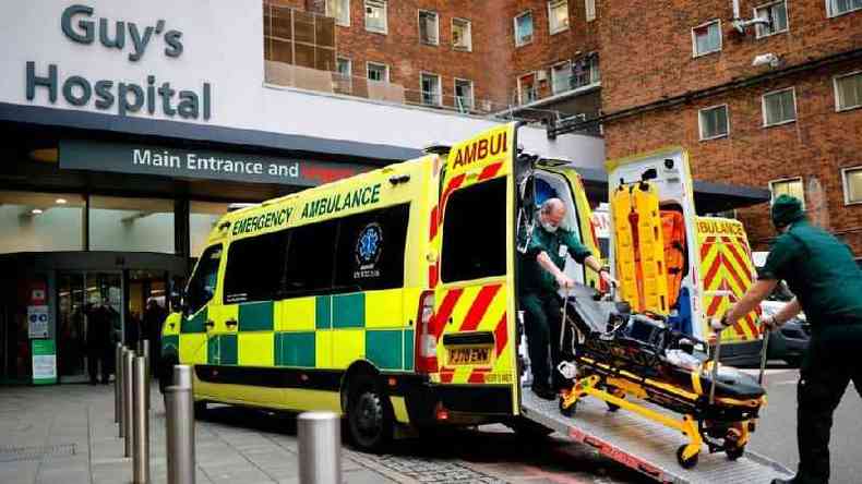 Ambulncia chegando ao Guy's Hospital, em Londres(foto: Getty Images)
