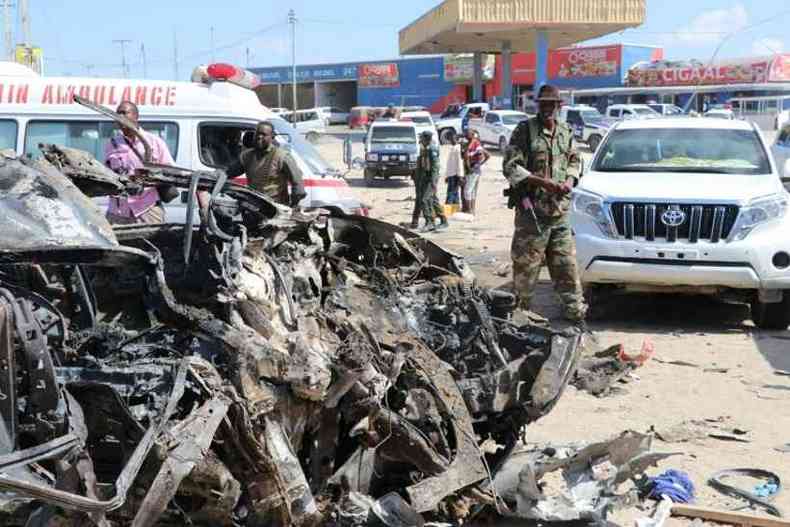Soldado aparece prximo a carro destrudo em atentado na Somlia(foto: AFP)