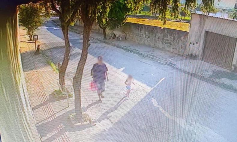 Na foto, suspeito de sequestrar a irm  flagrado por cmera de segurana andando com ela na vizinhana de sua casa aps a menina ser entregue pelo transporte escolar
