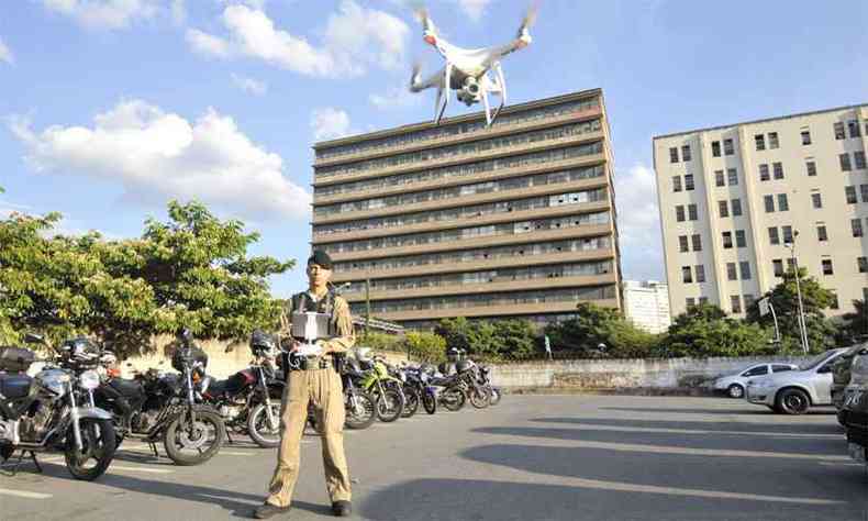 Policial opera drone da fora militar: tecnologia usada pela corporao tambm vem sendo adotada por criminosos em Minas Gerais(foto: Juarez Rodrigues/EM/D.A PRESS %u2013 11/5/18 )