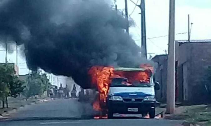 Chamas destruíram veículo da Codau Chamas destruíram veículo da Codau