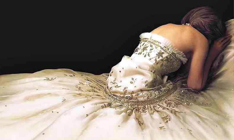 Kristen Stewart, de costas em vestido de baile, faz o papel de Lady Di no filme Spencer