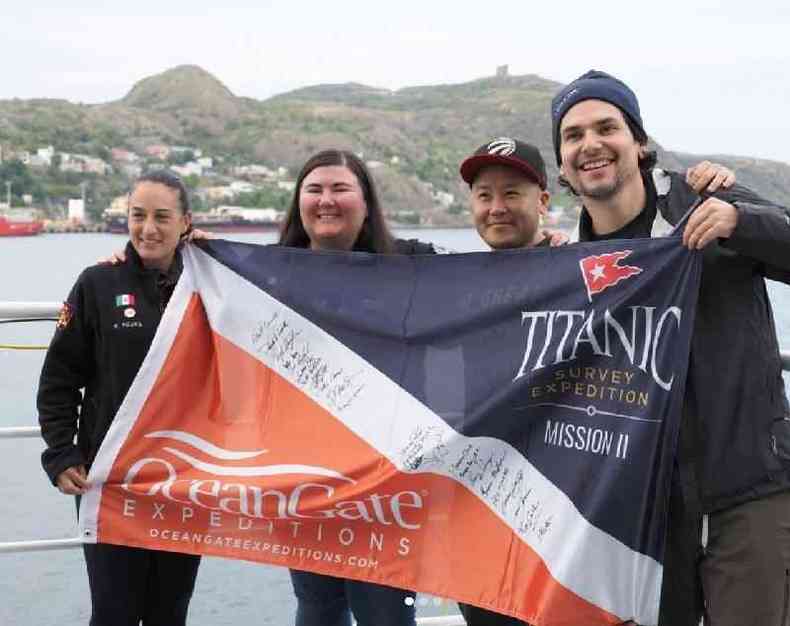 Un grupo de cuatro personas, entre ellos Alan Estrada y la tambin mexicana Renata Rojas, antes de intentar descender hasta donde est hundido el Titanic en un viaje a bordo del sumergible Titn.