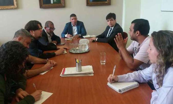 Representantes se reúnem com diretoria e Seplag para apresentar pauta de reivindicações(foto: Sind-Saúde/Divulgação) Representantes se reúnem com diretoria e Seplag para apresentar pauta de reivindicações(foto: Sind-Saúde/Divulgação)