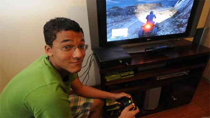 Homero Gondim, de 15 anos, ganhou a nova edio do Grand Theft Auto: a me permite que ele jogue, mas mantm dilogo permanente(foto: Cristina Horta/EM/D.A Press)