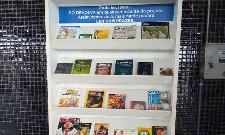 Estante de livros