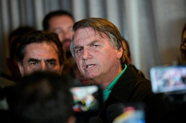 Diretor da Quaest avalia que a percepção de melhora no cenário político pode ter influenciado parte do eleitor que votou em Bolsonaro e que, agora, aprova Lula(foto: Reuters) Bolsonaro cercado por jornalistas durante entrevista