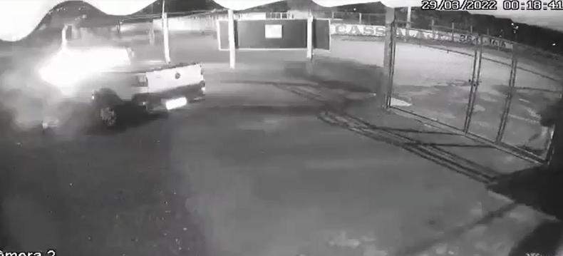 frame de imagem de cmara de segurana mostrando veculo incendiado 