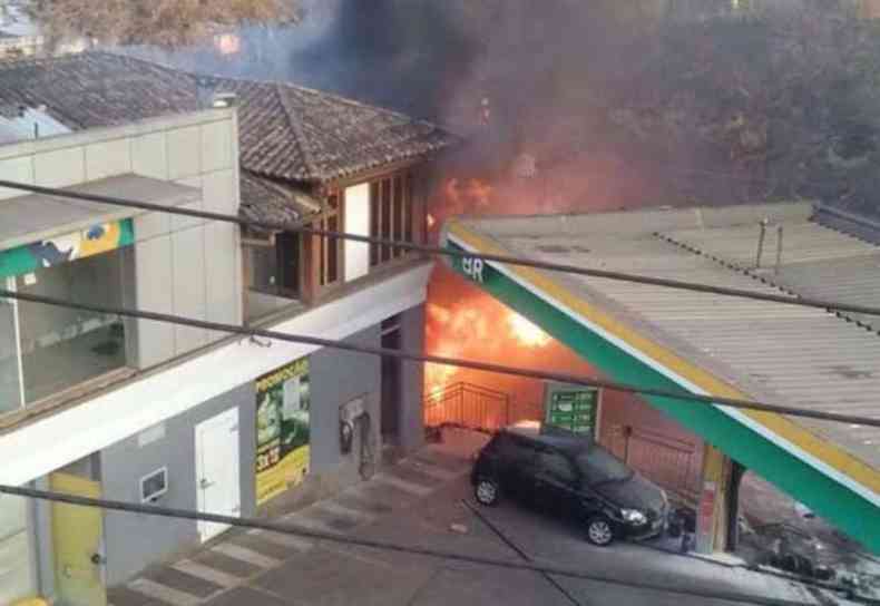 Os militares do Corpo de Bombeiros conseguiram controlar as chamas(foto: Reproduo da Internet)