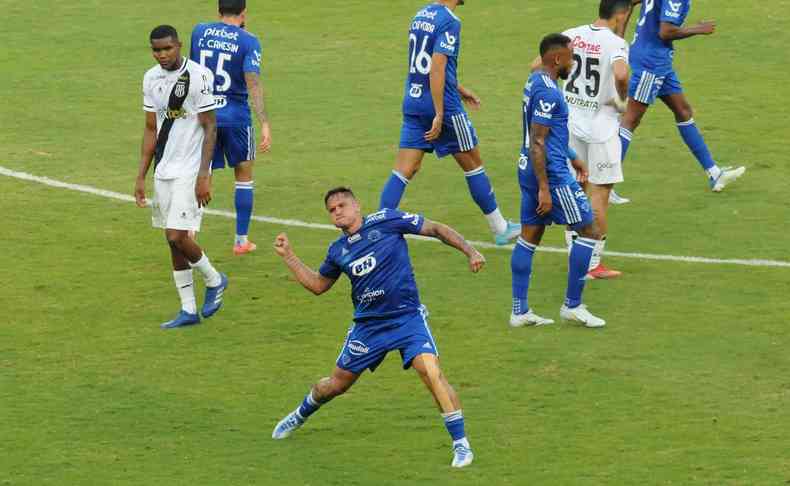 Edu marcou o primeiro gol do Cruzeiro na vitória sobre a Ponte Preta