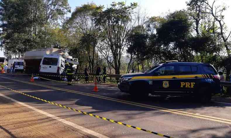 Na foto, coliso entre a van e o caminho, viatura da PRF e ambulncia do Samu