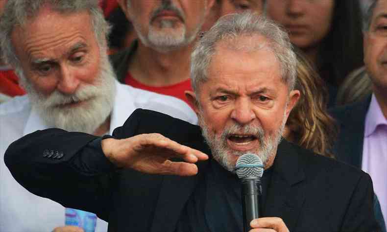 Lula saiu da sede da PF s 17h42 (foto: CARL DE SOUZA / AFP )