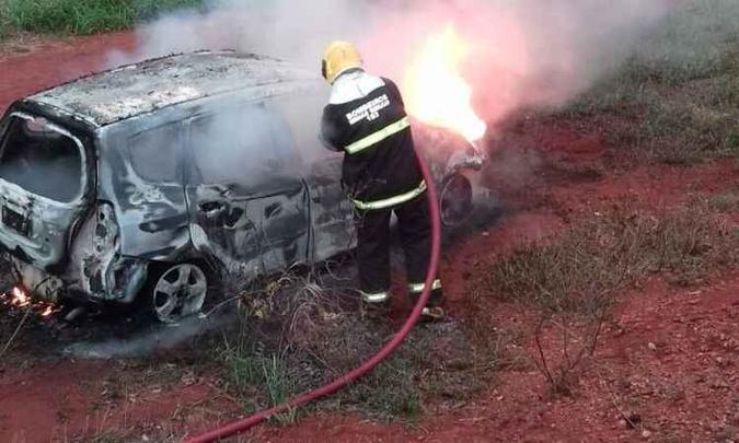 Bombeiros chegaram ao local e veículo ainda queimava, mas estava destruído(foto: Corpo de Bombeiros/Reprodução) Bombeiros chegaram ao local e veículo ainda queimava, mas estava destruído(foto: Corpo de Bombeiros/Reprodução)
