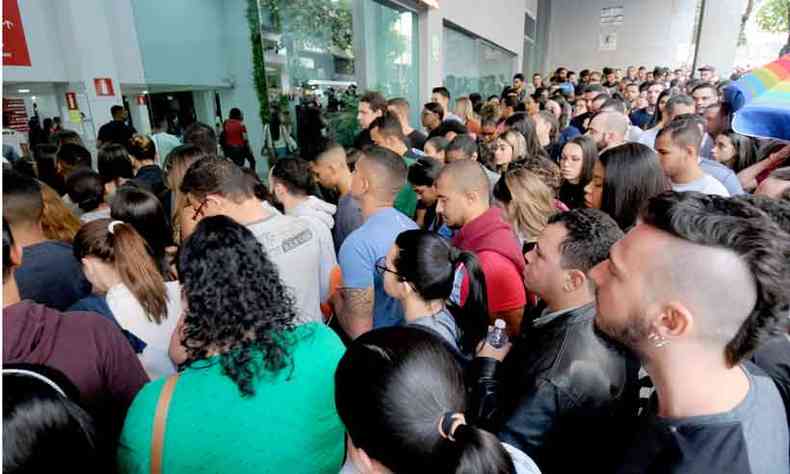 Candidatos aguardam para entrar em local de prova no Centro de BH, um dos 122 reservados para a realizao do concurso(foto: Leandro Couri/EM/D.A Press )