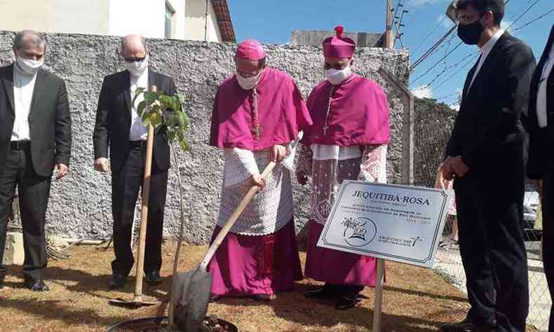 Dom Walmor faz o plantio do jequitib-rosa no terreno da catedral(foto: Jair Amaral/EM/DA Press)