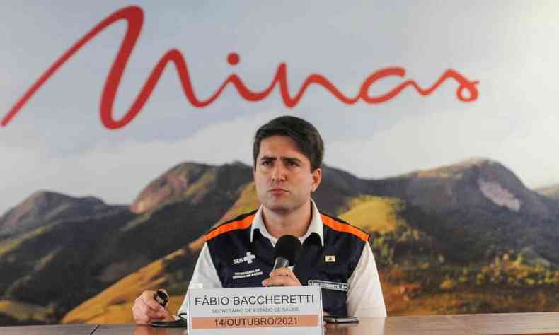 Fábio Baccheretti fala ao microfone durane coletiva de imprensa