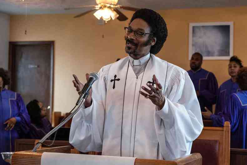 Um dos grandes nomes do elenco, Snoop Dogg interpreta o pastor Swift, conselheiro dos irmos Flenory