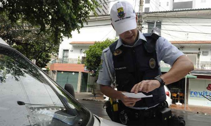 Vale reforçar que a fiscalização está suspensa apenas no caso do faixa azul. Guardas e policiais continuam autuando motoristas por outras infrações(foto: Beto Magalhães/EM/D.A Press - 30/10/2014) Vale reforçar que a fiscalização está suspensa apenas no caso do faixa azul. Guardas e policiais continuam autuando motoristas por outras infrações(foto: Beto Magalhães/EM/D.A Press - 30/10/2014)