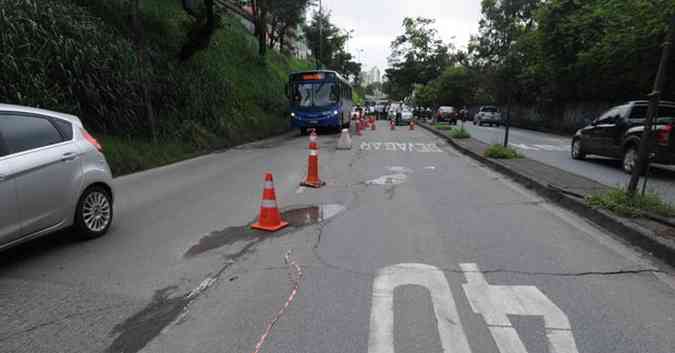 Motoristas devem redobrar a ateno no trecho; Sudecap no encontrou comprometimento da estrutura e trabalha para recuperar a pista(foto: Cristina Horta/EM/D.A Press)