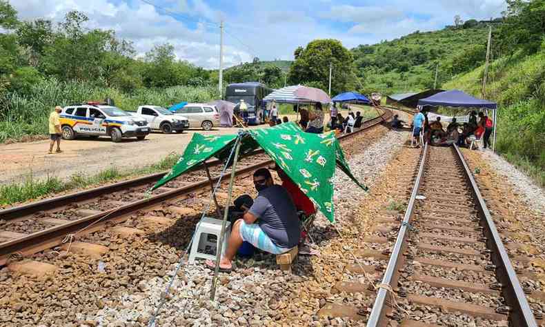 Manifestantes em ferrovia