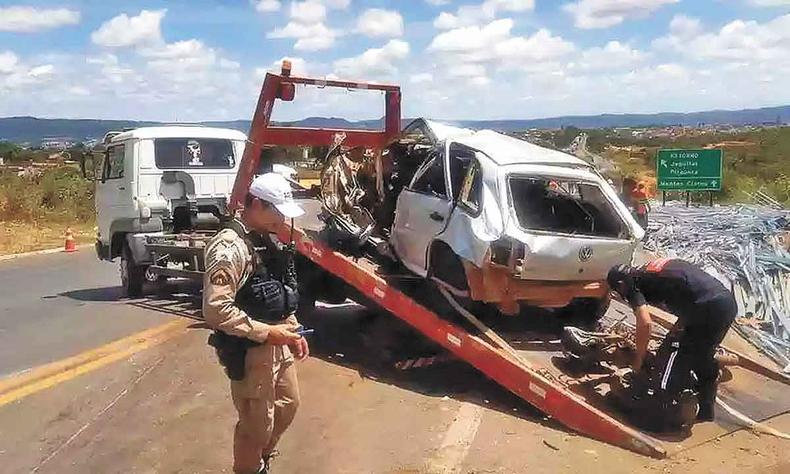 Em um dos acidentes dos ltimos meses, caminho perdeu o freio em descida de serra perto de Montes Claros e bateu em um carro e uma moto: trs pessoas morreram