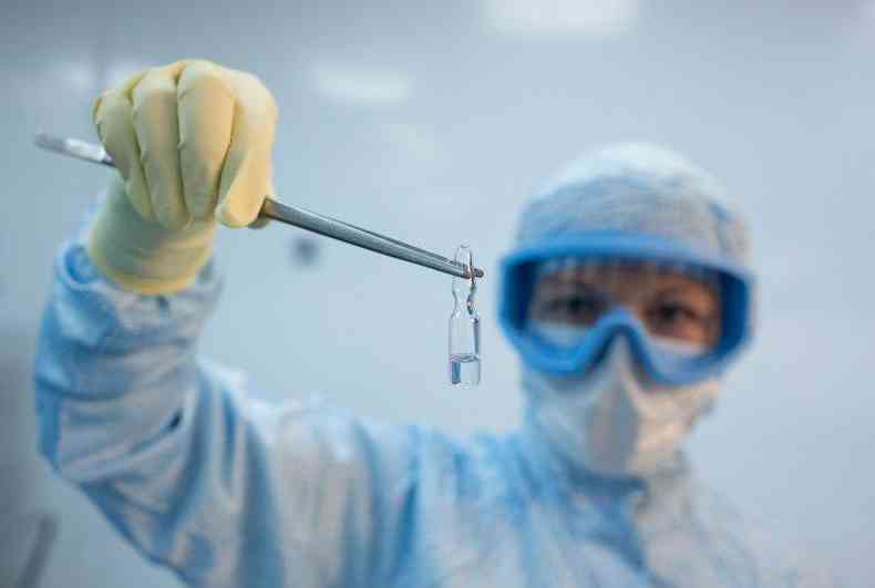Pesquisador russo mostra a vacina desenvolvida no Instituto Gamaleya(foto: Reuters)