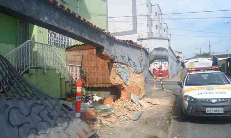 Muro da casa corre risco de desabamento total e moradores foram notificados do problema (foto: Marcos Julio / Defesa Civil/ Divulgao )