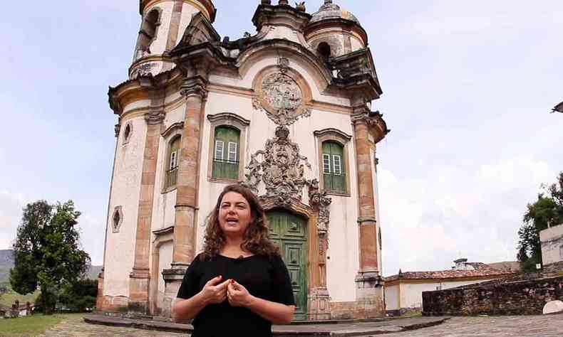 Professora Guiomar de Grammont em frente a igreja barroca em Ouro Preto