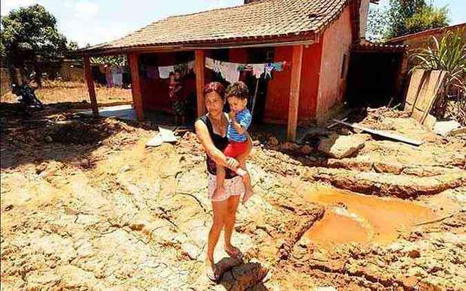 Em Brumadinho, moradores como Lucinia de Jesus aguardam socorro, alheios aos desencontros(foto: Juarez Rodrigues/EM DA Press)