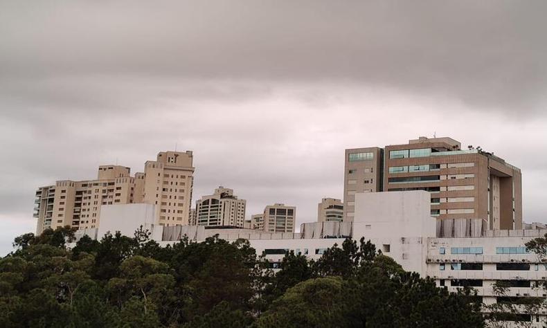 Céu de Belo Horizonte amanheceu completamente fechado nesta quinta-feira (2/3)(foto: Benny Cohen/EM/DA Press) vista do céu de BH do bairro belvedere