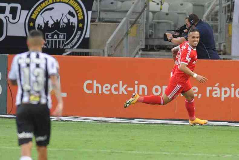 Peglow marcou o gol de empate do Internacional, no Mineiro(foto: Alexandre Guzanshe/EM/D. A Press)