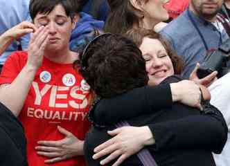 Apoiadores da causa gay celebram depois do resultado do referendo na Irlanda(foto: AFP PHOTO / PAUL FAITH )