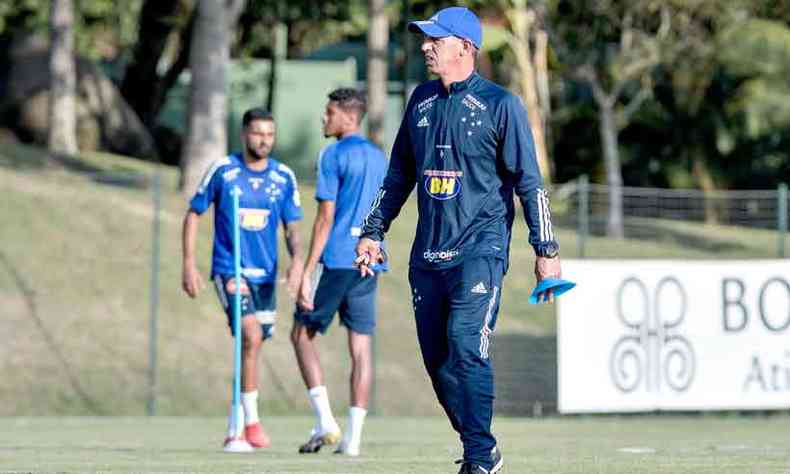 O auxiliar fixo Clio Lcio, ex-zagueiro do clube, foi chamado s pressas para comandar as atividades at um novo treinador ser contratado(foto: Gustavo Aleixo/Cruzeiro/Divulgao)