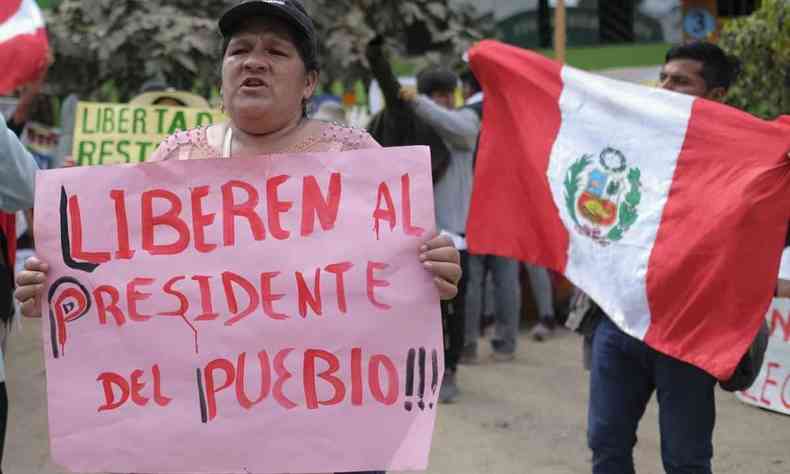 Na foto, peruanos fazem prostetos contra a priso de Pedro Castillo