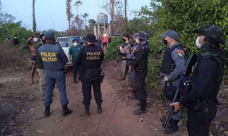 Policiais e membros da Funai negociaram a liberao do grupo(foto: Unainense/Divulgao)